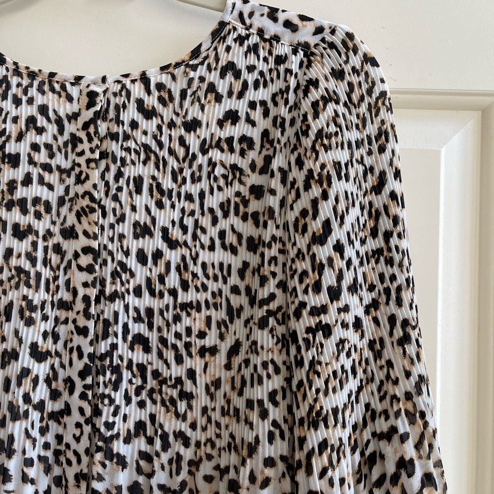 BANANA REPUBLIC animal print pleated top - Picture 3 of 8